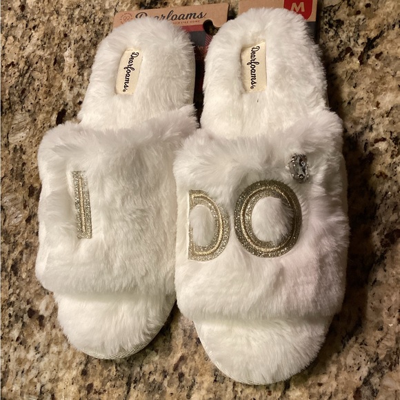 H189/NWT Dearfoam ~ Wedding/Bachelorette Fluffy White “I DO” Slippers w/Bling - Picture 2 of 3